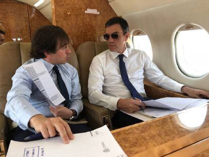 Pedro Sánchez y el diplomático José Manuel Albares, en el avión presidencial, en junio.