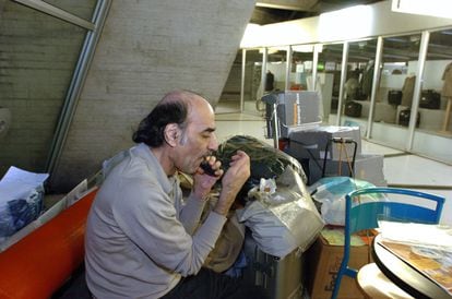 Mehran Karimi Nasseri se afeita, a primera hora de la mañana, en la terminal 1 del aeropuerto Charles De Gaulle de París, en agosto de 2004.