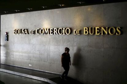 Una mujer que camina este lunes frente al edificio de la bolsa de Buenos Aires.