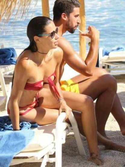 Adriana Lima y Sami Khedira en una playa de Mikonos (Grecia).