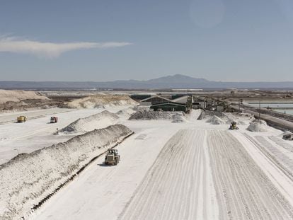 Varios camiones trabajan en una mina de litio en Calama, en la región chilena de Antofagasta, en julio de 2021.