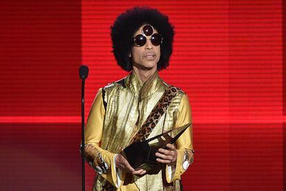 En los American Music Awards, Prince se quedó con todo el público al recoger su premio con unas gafas de sol de tres cristales.