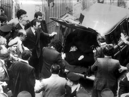 El cadáver de Aldo Moro, tal como fue hallado en el maletero de un coche en 1978, tras 55 días de secuestro.