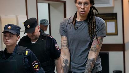 Brittney Griner sale escoltada de su prisión en Rusia.