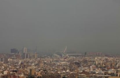 Una densa humareda se extiende sobre la ciudad de Valencia, a 50 kilómetros del fuego.