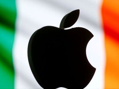 El logotipo de la firma Apple sobre una bandera irlandesa.