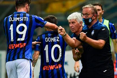 'Papu' Gómez celebra con el entrenador del Atalanta Gian Piero Gasperini (tercero por la izquierda) el gol de la victoria de los bergamascos ante el Parma.