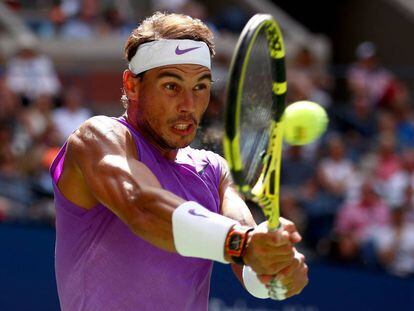 Nadal devuelve de revés durante el partido contra Chung en Nueva York.