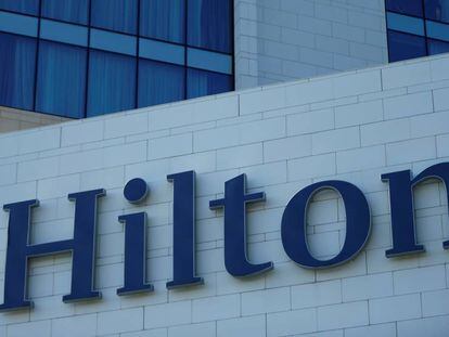 Logo de Hilton en un hotel en Georgia.