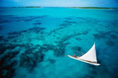 Una canoa navegando a vela en las aguas de Tabituea, en Kiribati.