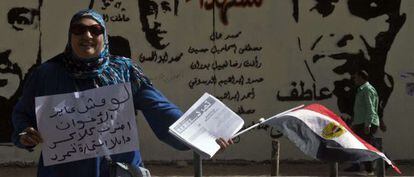Una egipcia distribuye propaganda de Tamarrud, un grupo que se opone al presidente islamista Mohamed Morsi. 