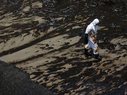 El derrame de petróleo en Perú tras la erupción en Tonga, en imágenes