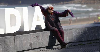 La cineasta belga Agnés Varda, Premio Donostia, posa para la prensa en San Sebastián.