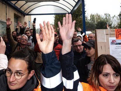 Protestas de los trabajadores de la refinería de Gonfreville l'Orcher, en Normandía, este viernes.