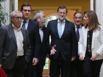 Ignacio Fernandez Toxo, Candido Mendez, Juan Rosell y Antonio Garamendi, con F&aacute;tima Ba&ntilde;ez y  Mariano Rajoy