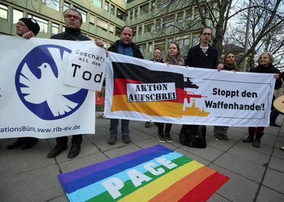 un grupo de activistas mantiene una vigilia previa a la sentencia contra varios ex empleados del fabricante de armas Heckler & Koch, en Stuttgart.