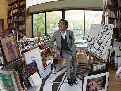 Kenzo, ayer en su casa de París con algunos de sus cuadros.