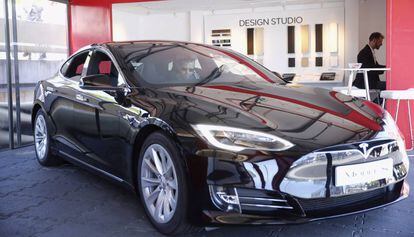 El model S de Tesla, a la botiga ef&iacute;mera de Barcelona. 