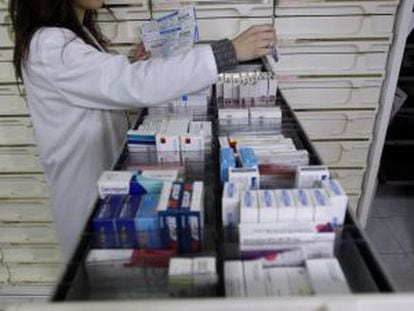 Una farmacéutica revisa recetas de medicamentos en la Comunidad de Madrid.