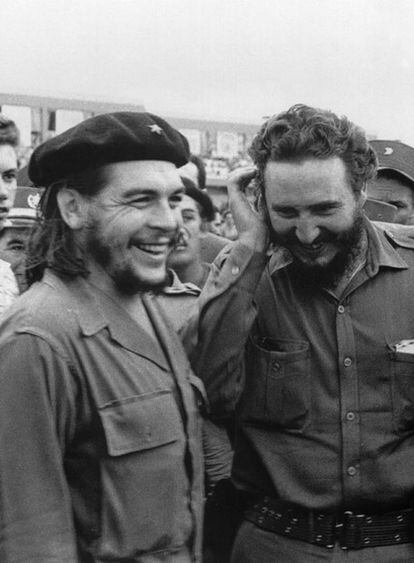 La relación entre Fidel Castro y Ernesto Guevara atravesó varias fases. Desde nombrarle comandante de la guerrilla hasta un progresivo enfrentamiento una vez que alcanzaron La Habana. Finalmente el argentino abandonaba el gobierno cubano para extender la revolución por otros países latinoamericanos y africanos.