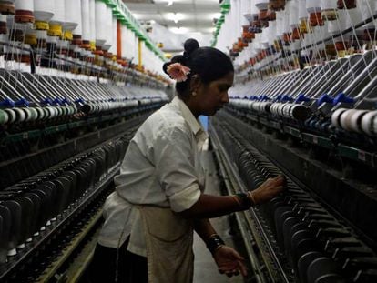 Una mujer trabaja en una fábrica textil de Bombay.