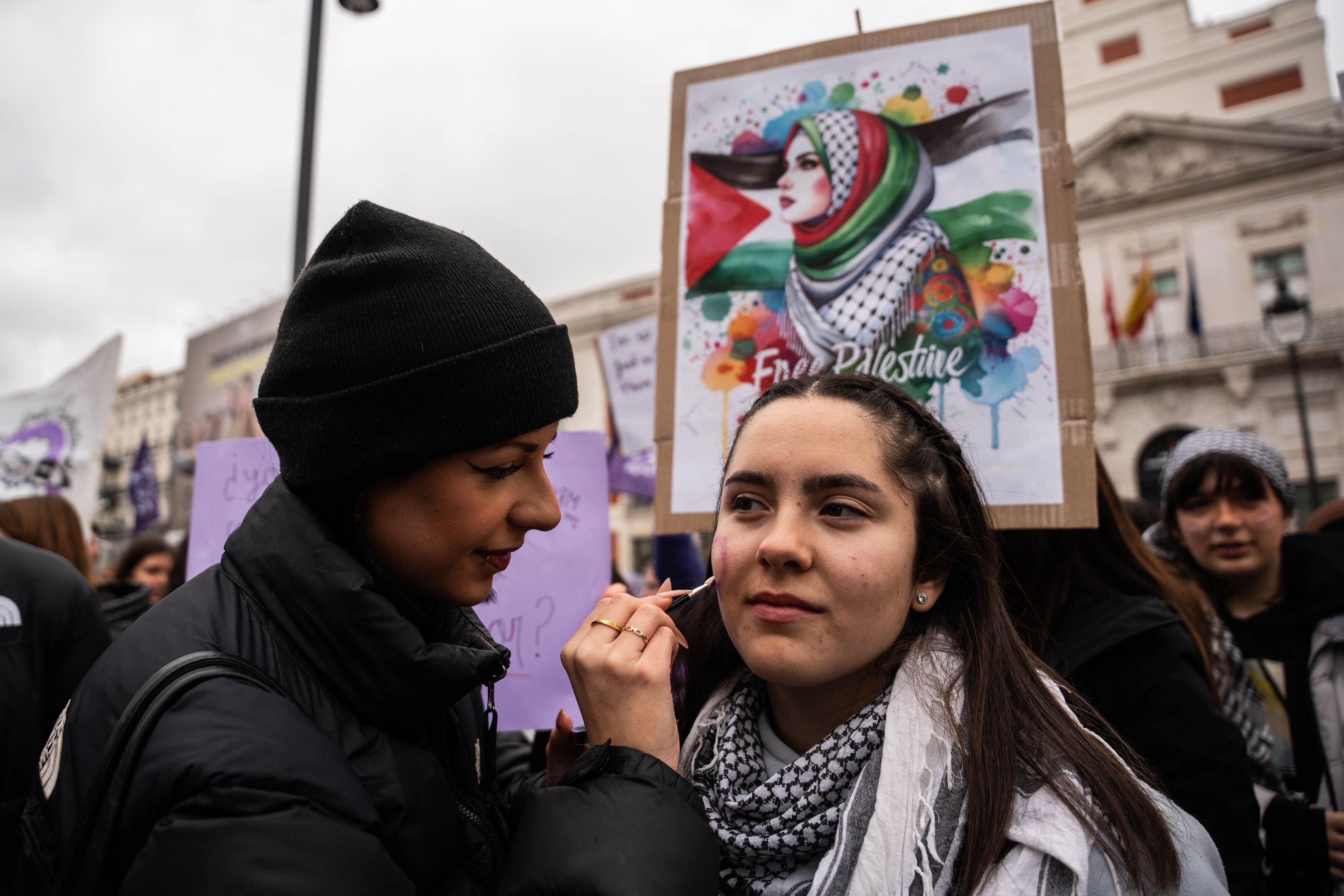 Una joven le pintaba la cara a otra durante una manifestación convocada por el Sindicato de Estudiantes por el Día Internacional de la Mujer, este viernes en Madrid. 
