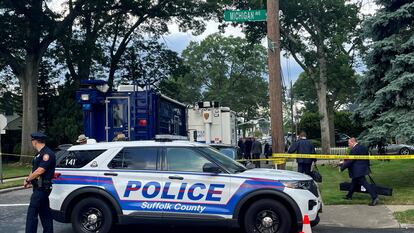 Policías del condado de Suffolk en detención de sospechoso en Massapequa Park, el 14 de julio 2023.