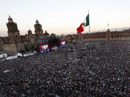 La plaza más grande del continente se vuelca con López Obrador, que abruma con un centenar de propuestas