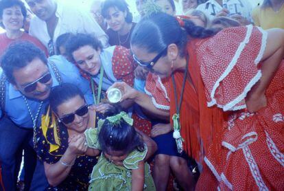 En 1997, Isabel Pantoja llevó a su hija Chabelita de dos años al Camino del Rocío y allí fue bautizada con María del Monte como madrina.