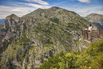 Abierto hacia el desfiladero de La Hermida, el mirador de Santa Catalina, en el municipio de Peñarrubia, está considerado uno de los mejores de Cantabria: se construyó en 1999 en lo más alto del monte homónimo, en voladizo, de manera que bajo los pies del visitante hay más de 1.000 metros de caída hasta el río Deva. Los Picos de Europa asoman como telón de fondo. Junto a él perviven las ruinas de una torre defensiva de la Edad Media conocida como La Bolera de los Moros. Para llegar hay que tomar una carretera, habilitada ex profeso, que atraviesa un bosque y deja atrás la ermita de Santa Catalina.