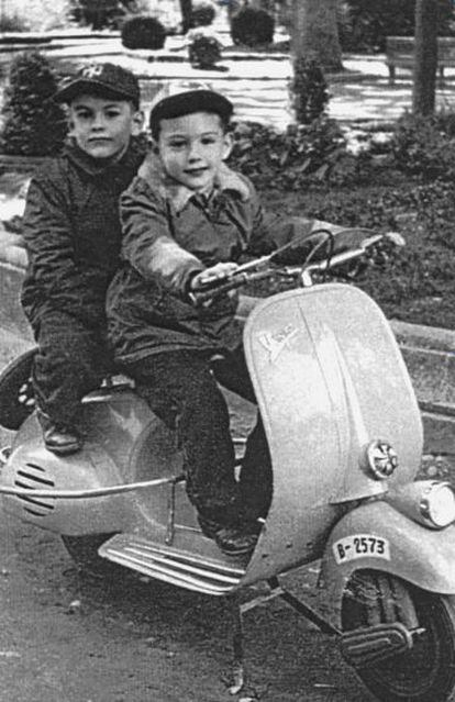 Javier Marías, al volante; detrás, su hermano Fernando. Soria, 1959.