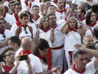 Cientos de personas, convocadas por el Ayuntamiento de Pamplona y el Movimiento Feminista de Iruñerria, se manifiestan el lunes en la Plaza del Castillo en apoyo a la víctima de una agresión sexual.