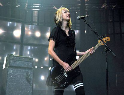 Kim Shattuck, en una actuación junto a Pixies en 2013.