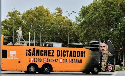 El autobús de la asociación de ultraderecha Hazte Oír pasa por la plaza de Neptuno de Madrid. 