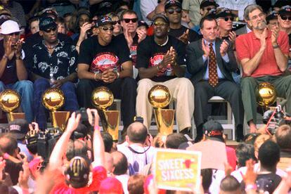Desde la izquierda, Ron Harper, Dennis Rodman, Scottie Pippen, Michael Jordan y Phil Jackson, celebrando el sexto campeonato de la NBA de los Chicago Bulls, en junio de 1998.