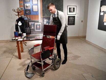 Silla de ruedas motorizada del científico británico Stephen Hawking, de 1988, subastada hoy. 