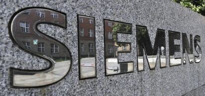 Parte del edificio de administración de Siemens reflejado en su letrero en Berlín (Alemania).
