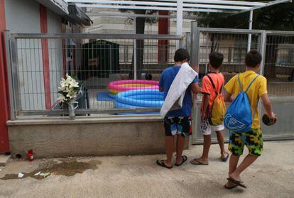 Ni&ntilde;os frente a la guarder&iacute;a en Vinyols i els Arcs (Baix Camp).