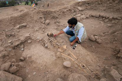 Los trabajos arqueológicos al interior de este recinto han permitido establecer que esta zona fue ocupada por la cultura Lima, los ychsma y finalmente los incas. 