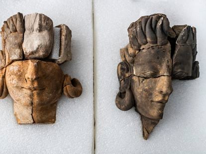 Dos de las esculturas tartésicas halladas en el yacimiento del Turuñuelo de Guareña, en Badajoz.