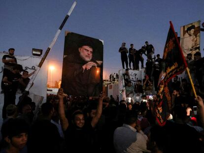 Docenas de manifestantes se reúnen cerca de la embajada sueca en Bagdad horas después de que la embajada fuera asaltada e incendiada antes de una esperada quema del Corán en Estocolmo, en Bagdad, Irak, el 20 de julio de 2023.