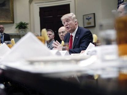 Donald Trump durante una reuni&oacute;n en la sala Roosevelt de la Casa Blanca.