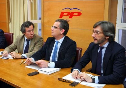 Basagoiti, entre Floriano (izquierda) y el secretario general del PP vasco, I&ntilde;aki Oyarz&aacute;bal, en la sede del partido en Bilbao.