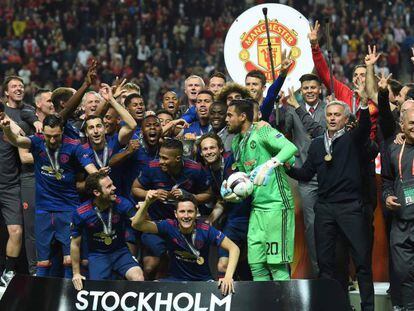 Mourinho posa con los jugadores del Manchester en la celebración.