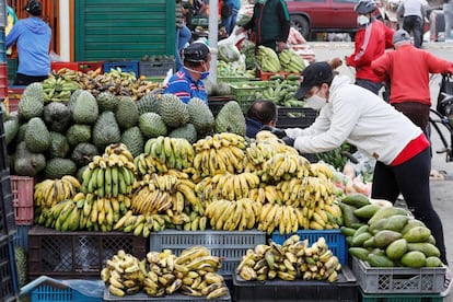 Un vendedor en la plaza del mercado de Corabastos en Bogotá (Colombia).  Comerciantes y cultivadores garantizan suministro de alimentos durante la cuarentena