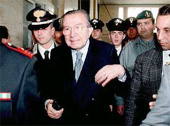 Andreotti en una imagen de 1997 en los juzgados de Palermo, donde declaró sobre sus contactos con la mafia.