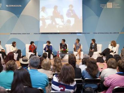 Reuni&oacute;n de &#039;juanas&#039;: (de izquierda a derecha) In&eacute;s Fern&aacute;ndez, Ana Garc&iacute;a, Tununa Mercado, Margo Glantz, Edmundo Paz, Cristina Rivera, Silvia Molina, Gioconda Belli y Claudia Pi&ntilde;eiro.