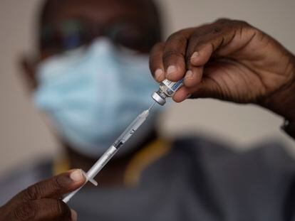 Un sanitario administra una dosis de la vacuna Janssen, contra la covid-19, de Johnson & Johnson en el barrio de Medina en Dakar, Senegal, el pasado 28 de julio.