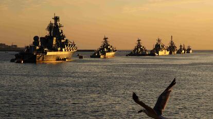 Desfile naval en aguas del mar Negro, en Sebastopol (Crimea) en 2020.