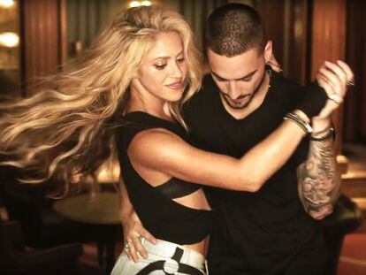 Los cantantes Shakira y Maluma, en el videoclip de 'Chantaje'.